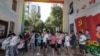 中国河南省郑州市居民排队接受新冠核酸检测。（2021年7月31日）