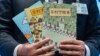 香港警务处国安处官员李桂华（左）在记者会上指控香港言语治疗师总工会5名理事发布“羊村”系列儿童绘本为煽动罪。 （2021年7月22日）