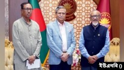 রাষ্ট্রপতি মোহাম্মদ সাহাবুদ্দিনের সঙ্গে সেক্টর কমান্ডারস ফোরামের কার্যকরী সভাপতি নুরুল আলম এবং মহাসচিব লেখক ও সাংবাদিক হারুন হাবীব