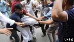 বনানী বিদ্যানিকেতন স্কুল ভোটকেন্দ্র থেকে বের হওয়ার সময় হামলার শিকার হন হিরো আলম। ১৭ জুলাই, ২০২৩। 