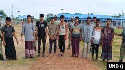 বাংলাদেশের কক্সবাজার জেলার টেকনাফ থেকে মানবপাচারকারী চক্রের ৯ সদস্যকে আটক করেছে পুলিশ। ৮ জুলাই, ২০২৩। 