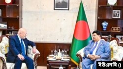 বাংলাদেশের পররাষ্ট্রমন্ত্রী ড. এ কে আব্দুল মোমেন এবং আইসিসির প্রসিকিউটর করিম এ.এ খান।