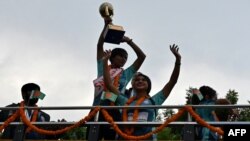 নেপালে সাফ মহিলা চ্যাম্পিয়নশিপ ২০২২ জেতার পর, ঢাকায় বিজয় বিজয় উদযাপন কালে টুর্নামেন্টের ট্রফিটি ধরে রেখেছে বাংলাদেশ মহিলা ফুটবল দলের সদস্যরা। ২১ সেপ্টেম্বর, ২০২২। (ফাইল ছবি) 