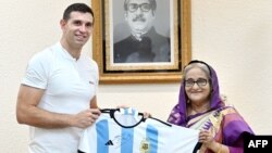 বাংলাদেশের প্রধানমন্ত্রী শেখ হাসিনার সঙ্গে সৌজন্য সাক্ষাৎ করেন, বিশ্বকাপ বিজয়ী আর্জেন্টিনা দলের গোলরক্ষক এমিলিয়ানো মার্টিনেজ। ৩ জুলাই, ২০২৩। 