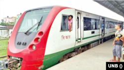 চট্টগ্রামে রেলওয়ে কর্মচারীদের আন্দোলন, ৮ ডেমু ট্রেনের যাত্রা বাতিল।

