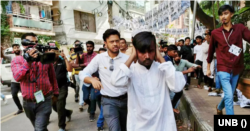 বনানী এলাকায় একটি ভোটকেন্দ্র থেকে বের হয়ে আসছেন হিরো আলম। ১৭ জুলাই, ২০২৩।
