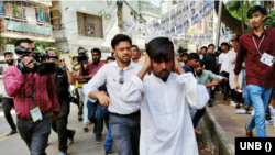 বনানী এলাকায় একটি ভোটকেন্দ্র থেকে বের হয়ে আসছেন হিরো আলম। ১৭ জুলাই, ২০২৩। 