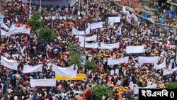 রাজধানী ঢাকার বায়তুল মোকাররম দক্ষিণ গেটে বিএনপির পাল্টা কর্মসূচি হিসেবে আওয়ামী লীগের ঢাকা মহানগর দক্ষিণ ও উত্তর শাখা আয়োজিত যৌথ শান্তি সমাবেশ। 