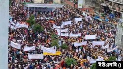 রাজধানী ঢাকার বায়তুল মোকাররম দক্ষিণ গেটে বিএনপির পাল্টা কর্মসূচি হিসেবে আওয়ামী লীগের ঢাকা মহানগর দক্ষিণ ও উত্তর শাখা আয়োজিত যৌথ শান্তি সমাবেশ।