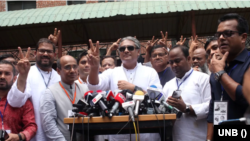 বিজয়ের প্রতীক ভি চিহ্ন দেখাচ্ছেন আওয়ামী লীগ মনোনীত প্রার্থী মোহাম্মদ আলী আরাফাত। 
