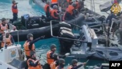 菲律宾武装部队2024年6月17日发布的视频截图照片显示，中国海岸警卫队成员在南中国海第二托马斯沙洲(中国称为仁爱礁)附近冲撞菲律宾海岸警卫队船只并发生暴力冲突。