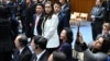曾被中国关押的澳大利亚记者成蕾（前右三）出席中澳两国总理在堪培拉的一个签字仪式时，她被数名中国官员和一名白衣女子围住。(2024年6月17日)