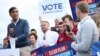 英国首相兼保守党领袖苏纳克(Rishi Sunak)在参观英格兰西南部的梅尔克沙姆镇足球俱乐部时与支持者交谈。英国议会选举定于今年7月4日举行。（2024年6月7日）