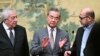 中国外交部长王毅与巴勒斯坦法塔赫领导人马哈茂德·阿鲁尔（左）和哈马斯高级成员穆萨·阿布·马祖克（右）在北京钓鱼台国宾馆交谈。（2024年7月23日）
