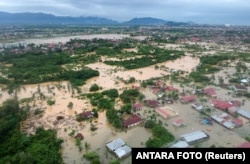 ภาพมุมสูงของพื้นที่ที่อยู่อาศัยที่ได้รับผลกระทบจากภาวะน้ำท่วม เพราะฝนตกหนักในเมืองปาดัง จังหวัดสุมาตราตะวันตก ประเทศอินโดนีเซีย เมื่อ 8 มี.ค. 2567