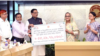 মন্ত্রিসভার বৈঠকের শুরুতে ঋণের প্রথম কিস্তি হিসেবে ৫৫ কোটি ২৯ লাখ ৭৬ হাজার ৬০ টাকার চেক গ্রহণ করেন শেখ হাসিনা। ১৯ জুন, ২০২৩। 