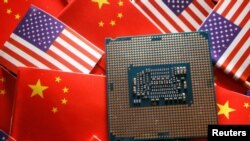 美中两国国旗映衬下的一块中央处理器半导体芯片。
