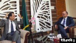 নির্বাচন কমিশন কার্যালয়ে প্রধান নির্বাচন কমিশনার কাজী হাবিবুল আউয়ালের সঙ্গে বৈঠক করেন ঢাকায় নিযুক্ত যুক্তরাষ্ট্রের রাষ্ট্রদূত পিটার হাস। মঙ্গলবার, ১ আগস্ট, ২০২৩।