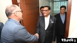  বাংলাদেশের সড়ক পরিবহন ও সেতুমন্ত্রী ওবায়দুল কাদের এবং যুক্তরাষ্ট্রের রাষ্ট্রদূত পিটার হাস।