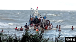 নিম্নচাপের প্রভাব: ভোলায় ৫টি ট্রলারডুবি, ৬ জেলে নিখোঁজ। 