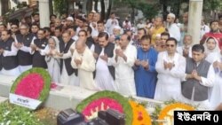 রাজধানীর বনানীতে বঙ্গবন্ধুর জ্যেষ্ঠ পুত্র, বীর মুক্তিযোদ্ধা শেখ কামালের ৭৪তম জন্মবার্ষিকীতে শ্রদ্ধা নিবেদন করেন আওয়ামী লীগ সাধারণ সম্পাদক এবং সড়ক পরিবহন ও সেতুমন্ত্রী ওবায়দুল কাদেরসহ নেতৃবৃন্দ।
