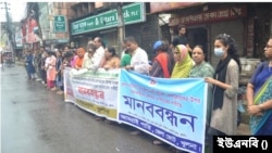 নারী ফুটবলারদের মারধরের প্রতিবাদে ও দোষীদের শাস্তির দাবিতে খুলনা প্রেস ক্লাবের সামনে মানববন্ধন করেছে বাংলাদেশ দলিত ও বঞ্চিত জনগোষ্ঠির অধিকার আন্দোলন, খুলনা।
