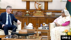 গণভবনে প্রধানমন্ত্রী শেখ হাসিনার সঙ্গে সৌজন্য সাক্ষাৎ করেন জাতিসংঘ শান্তিরক্ষা বিষয়ক আন্ডার সেক্রেটারি জেনারেল (ইউএসজি) জিন পিয়েরে ল্যাক্রোইক্স। ২৫ জুন, ২০২৩। 