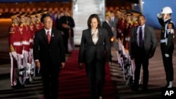 အမေရိကန် ဒုသမ္မတ Kamala Harris အင်ဒိုနီးရှားနိုင်ငံကို အာဆီယံထိပ်သီးအစည်းအဝေးတက်ဖို့ ရောက်လာစဥ်။ (စက်တင်ဘာ ၅၊ ၂၀၂၃)