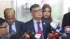 বাংলাদেশ ফরেন সার্ভিস একাডেমি-তে, যুক্তরাষ্ট্রের পররাষ্ট্র দপ্তরের বৈশ্বিক দুর্নীতি বিরোধী সমন্বয়কারী রিচার্ড নেফিউ-এর সঙ্গে বৈঠকের পর সাংবাদিকদের প্রশ্নের উত্তর দেন, বাংলাদেশের পররাষ্ট্র সচিব মাসুদ বিন মোমেন। ৭ আগস্ট, ২০২৩।