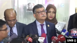 বাংলাদেশ ফরেন সার্ভিস একাডেমি-তে, যুক্তরাষ্ট্রের পররাষ্ট্র দপ্তরের বৈশ্বিক দুর্নীতি বিরোধী সমন্বয়কারী রিচার্ড নেফিউ-এর সঙ্গে বৈঠকের পর সাংবাদিকদের প্রশ্নের উত্তর দেন, বাংলাদেশের পররাষ্ট্র সচিব মাসুদ বিন মোমেন। ৭ আগস্ট, ২০২৩।