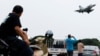 台湾民众在新竹空军基地附近观看台湾空军幻影2000-5型战机起降。（2024年5月23日）