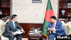 বাংলাদেশে নিযুক্ত চীনের রাষ্ট্রদূত ইয়াও ওয়েন পররাষ্ট্র মন্ত্রণালয়ে আব্দুল মোমেনের সঙ্গে সাক্ষাৎ ও আলোচনা করেন। ৫ জুলাই, 2023।