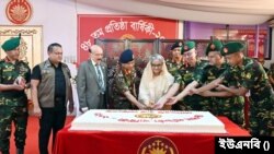 প্রেসিডেন্ট গার্ড রেজিমেন্টের ৪৮তম প্রতিষ্ঠাবার্ষিকী উপলক্ষে বুধবার (৫ জুলাই) ঢাকা সেনানিবাসে পিজিআরের সদর দপ্তরে আয়োজিত অনুষ্ঠানে অংশগ্রহণ করেন প্রধানমন্ত্রী শেখ হাসিনা। 