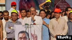 দিনাজপুরের ইনস্টিটিউট চত্বরে আয়োজিত সমাবেশে ভাষণ দিচ্ছেন বিএনপি মহাসচিব মির্জা ফখরুল ইসলাম আলমগীর