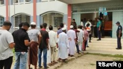 বরিশাল নগরীর একটি ভোটকেন্দ্রে ভোট দিতে লাইনে দাঁড়িয়েছেন ভোটাররা; ১২ জুন ২০২৩।

