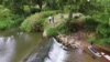 ผู้เชี่ยวชาญตรวจสอบคุณภาพน้ำที่ วอร์ลีห์ เวียร์ (Warleigh Weir) จุดว่ายน้ำธรรมชาติยอดนิยม ที่ตั้งอยู่ทางตอนใต้ของประเทศอังกฤษ 