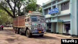 হিলি বন্দরে ভাঙা সড়ক, পণ্য রপ্তানি বন্ধের হুঁশিয়ারি ভারতের ব্যবসায়ীদের