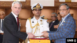 বঙ্গভবনে বাংলাদেশের রাষ্ট্রপতি মো. সাহাবুদ্দিন-এর কাছে পরিচয়পত্র পেশ করেছেন, ঢাকায় নিযুক্ত সুইজারল্যান্ডের নতুন রাষ্ট্রদূত রেতো রেংগলি। 