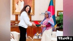 যুক্তরাষ্ট্রের পররাষ্ট্র দপ্তরের বেসামরিক নিরাপত্তা, গণতন্ত্র এবং মানবাধিকার বিষয়ক আন্ডার সেক্রেটারি আজরা জেয়া গণভবনে প্রধানমন্ত্রী শেখ হাসিনার সঙ্গে সৌজন্য সাক্ষাৎকালে। 
