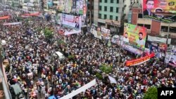 প্রধানমন্ত্রী শেখ হাসিনার পদত্যাগ এবং একটি নিরপেক্ষ তত্ত্বাবধায়ক সরকারের অধীনে সাধারণ নির্বাচনের দাবিতে ঢাকায় একটি সমাবেশে অংশ নেয় বাংলাদেশ জাতীয়তাবাদী দল (বিএনপি) কর্মীরা। ২৮ জুলাই, ২০২৩। 