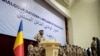 Le président de transition Mahamat Idriss Deby Itno salue lors de la cérémonie d'ouverture du Dialogue national au Palais du 15 janvier à N'Djamena le 20 août.