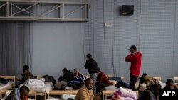 2022年2月28日，在波兰东部普热梅希尔的一个体育馆的临时住宿中看到在乌克兰学习的非洲学生。来自加纳的17 名学生周二成功返回自己的国家。