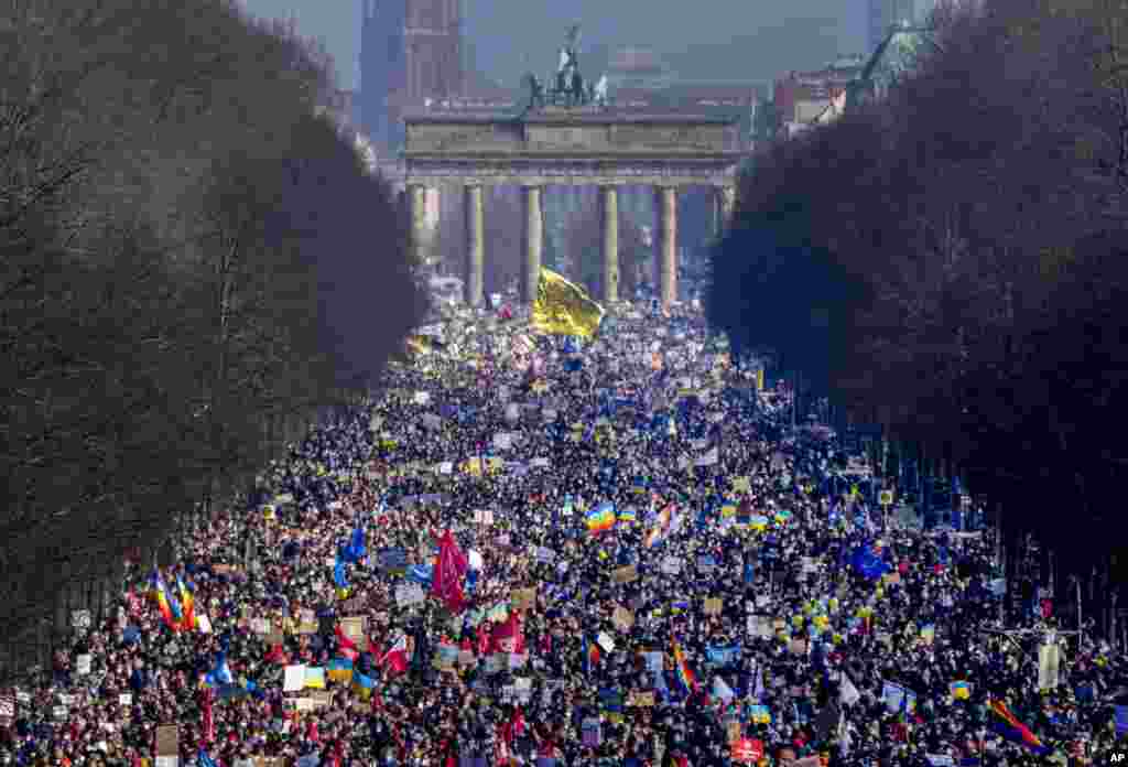 People walk down the bulevard &#39;Strasse des 17. Juni&#39; ahead of a rally against Russia&#39;s invasion of Ukraine in Berlin, Germany.