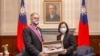 台湾总统蔡英文3月3日颁授美国前国务卿蓬佩奥“特种大绶景星勋章”。（台湾总统府提供）