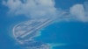 图为斯普拉特利群岛（中国称“南沙群岛）中的美济礁。这张航拍照片清楚地显示中国在岛上建造的人工建筑、楼房以及供飞机起降的跑道。