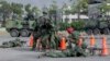 2023年1月6日，台湾总统蔡英文在嘉义的一个军事基地视察时，台湾士兵进行演练。（照片由台湾总统府提供）