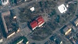 Maxar Technologies公司提供的卫星图像显示2022年3月14日时的马里乌波尔剧院建筑。