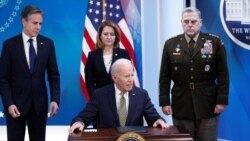 拜登总统在国务卿布林肯、国防部副部长希克斯和参联会主席米利将军的陪同下谈美国对乌克兰的援助。(2022年3月16日)