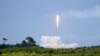 一枚 SpaceX 猎鹰9号火箭为发射starlinks卫星从佛罗里达州卡的一处太空部队基地发射场升空。（2022年7月17日）