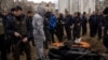 来自法国国家宪兵队刑事研究所的宪兵在基辅近郊布查观察掘尸工作，这些平民在俄罗斯侵乌战争期间被打死。(2022年4月12日)